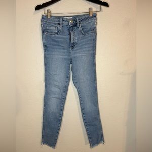 We The Free by Free People Women Sz 28 Med Wash Frayed Hem Skinny Denim Jeans
